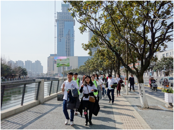 一路上，志愿者把“学雷锋践行动 树新风做好事 做志愿者”的精神传扬到大街小巷，把雷锋为人民服务的志愿精神带到城市的每个角落。